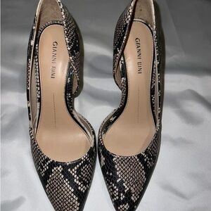 Gianni Bini Black and Cream Snakeskin Heels